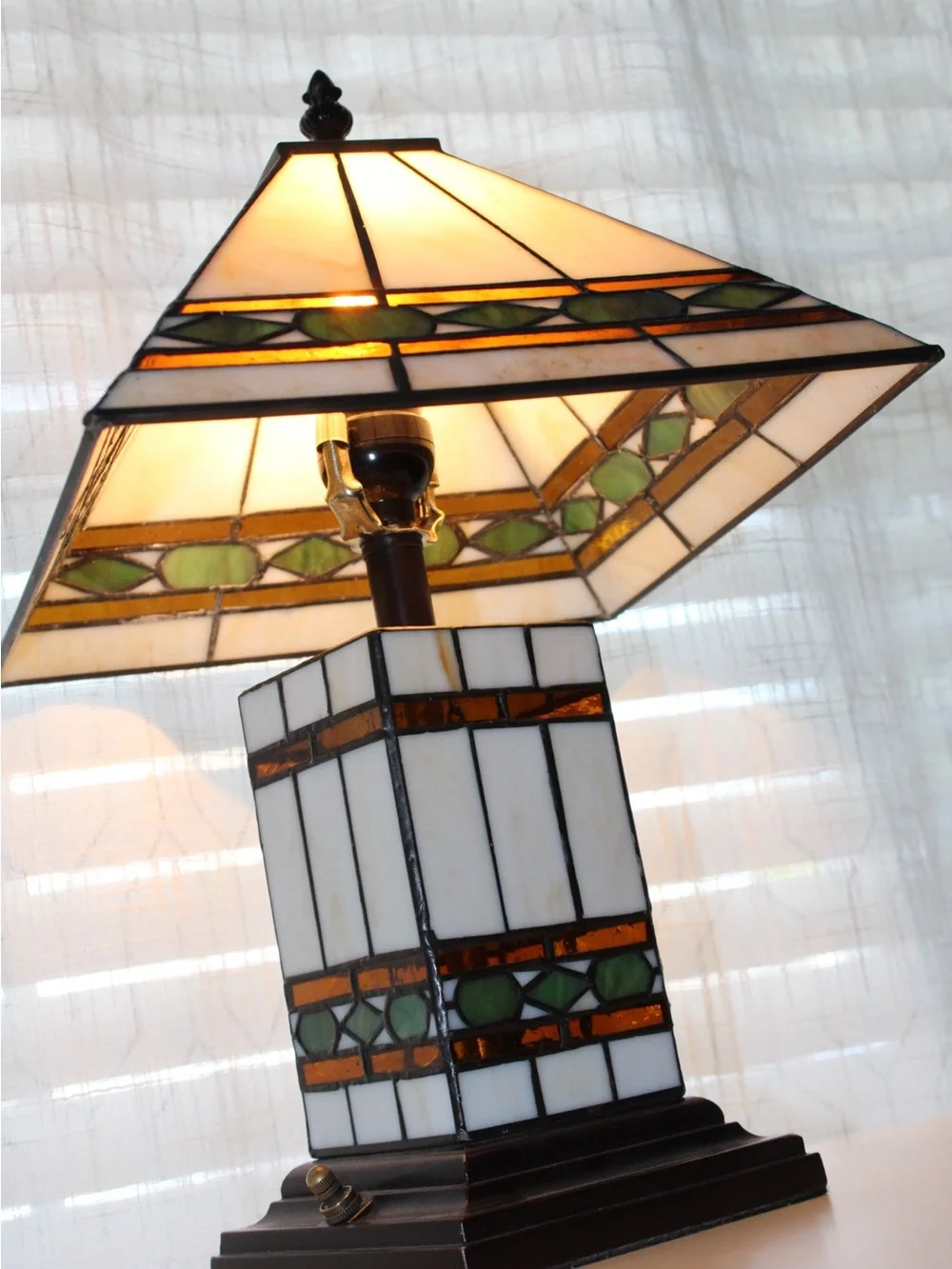 Tiffany-style Stained Glass Table Lamp in White, Green & Amber - Picture 9 of 10